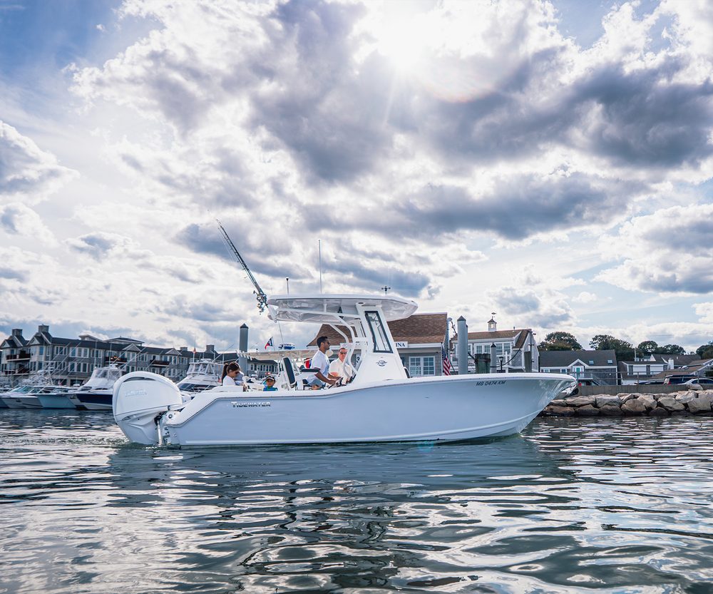 Center console idling in a harbor
